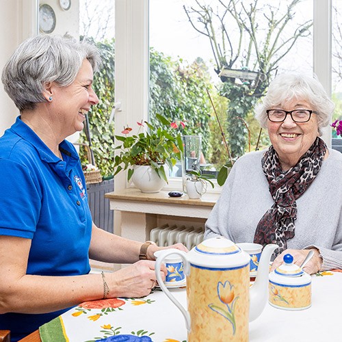 Pflegekraft berät Seniorin bei Erstbesuch